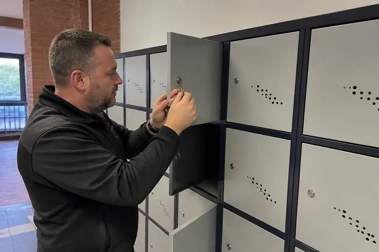 Locker onderhoud school
